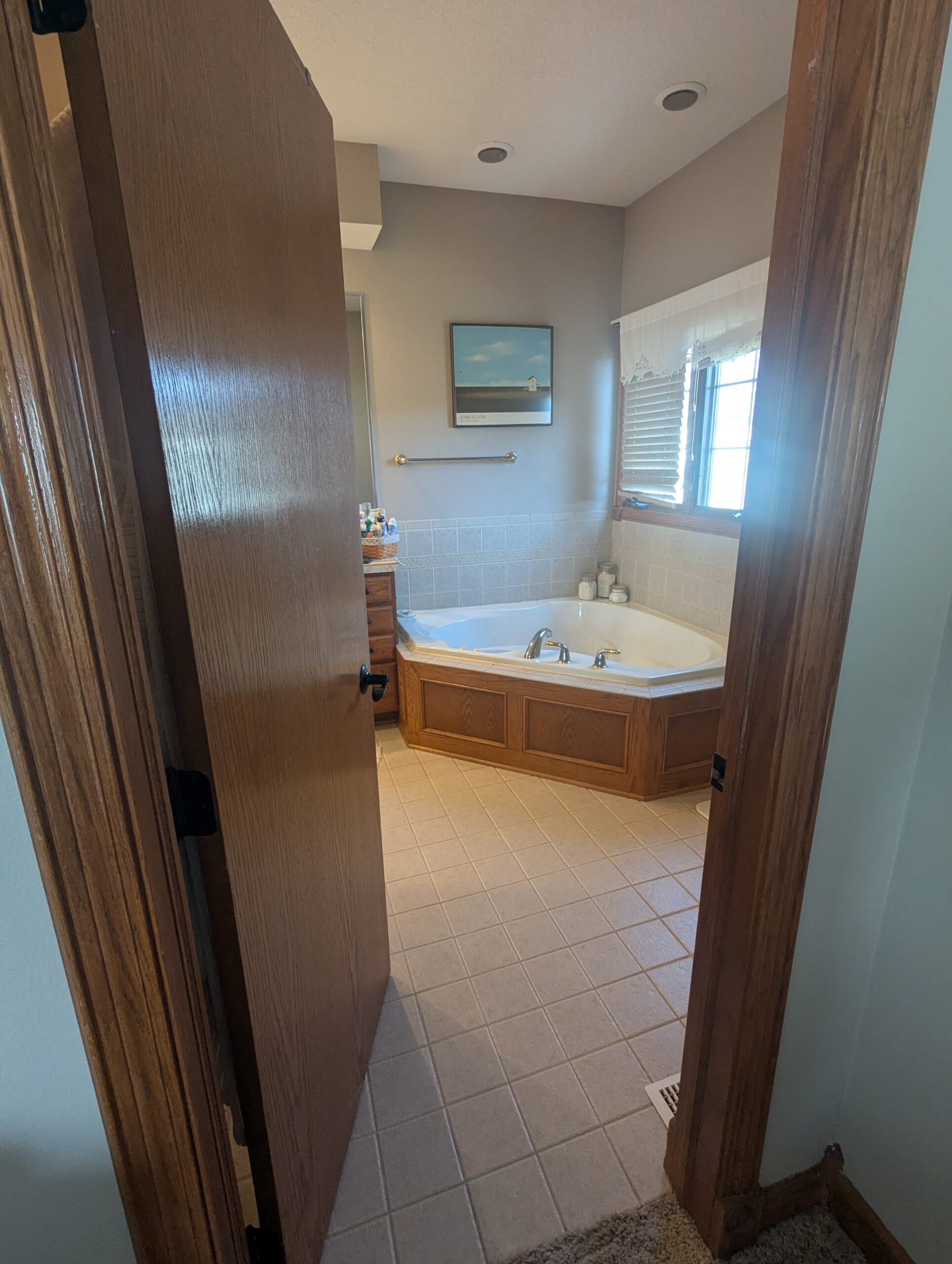 Dated corner jetted tub before the remodel